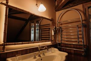 翁弗勒尔鲁西住宅酒店的一间带水槽和镜子的浴室