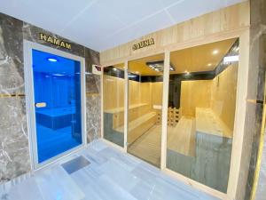 安塔利亚Grand Gulluk Hotel & Spa的客房设有大窗户和桑拿浴室。