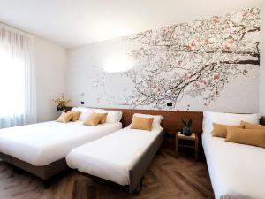 弗利洛里酒店 的墙上画画的房间里设有两张床