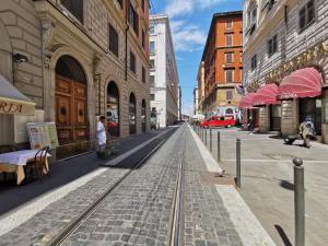 罗马米勒罗斯酒店的城市中一条有火车轨道的街道