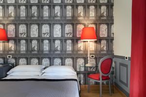蒙特卡蒂尼泰尔梅阿杜亚丽晶娜萨巴康体美容酒店的一间卧室配有一张床、红色灯和墙壁
