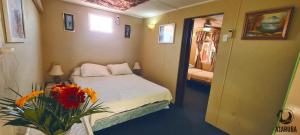 奥拉涅斯塔德A1阿鲁巴岛公寓的小房间,配有一张床和花瓶