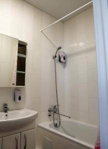 敖德萨Апартаменты в Одессе的带淋浴、浴缸和盥洗盆的浴室
