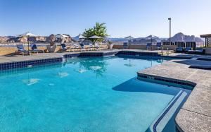 佩吉鲍威尔湖度假酒店的一座蓝色海水和椅子的大型游泳池