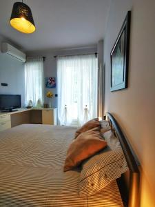 都灵Ana's Place Torino 3的一间卧室配有一张大床和枕头
