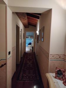 维罗纳自由镇Lovely Casa Paola的走廊,走廊,卧室