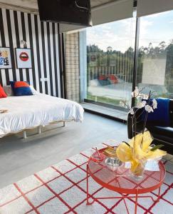 欧特斯Glass Cube的一间卧室配有一张床和一张鲜花桌子
