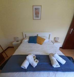 蓬塔德尔加达Apartment Sweet Home的卧室配有白色床和毛巾