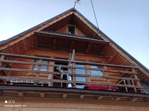 考斯赛力克Pokoje u Sarnowskich的木屋的顶部设有阳台