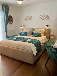 戛纳戛纳市住宿加早餐旅馆的一间卧室配有一张带蓝色枕头的大床