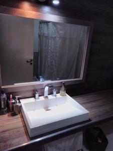 查哈里Bienvenidos a mi casa的浴室设有白色水槽和镜子