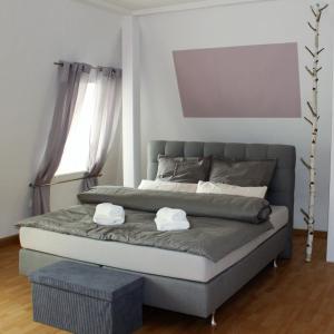 韦尼格罗德Villa Schlossblick的卧室里一张带两条毛巾的床