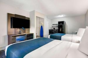 Mountlake Terrace西雅图6号公寓酒店 - 芒特莱克泰勒斯的酒店客房设有两张床和一台平面电视。