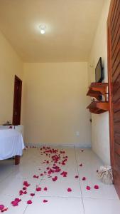 特赖里Suíte das flores em Guajiru的一间玫瑰花瓣客房