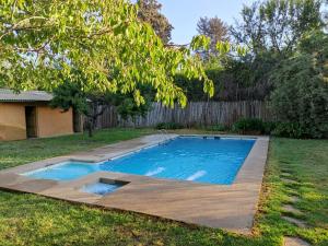 伊斯拉德迈波Tiny House Remanso del Espíritu的庭院后院的游泳池