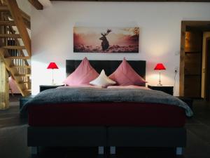 利希滕费尔斯Ferienscheune Maria的卧室配有一张带粉红色枕头的大床
