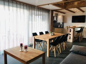 利希滕费尔斯Ferienscheune Maria的客厅配有木桌和椅子