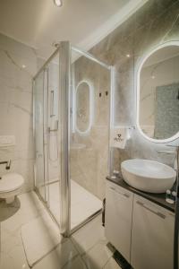 图兹拉Hotel Vertigos的带淋浴、盥洗盆和卫生间的浴室