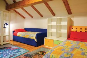 索卡Chalet Primus Near Soča Gorge的一间带两张床的卧室,位于木天花板的房间