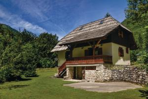 索卡Chalet Primus Near Soča Gorge的石板屋顶和石墙的房子