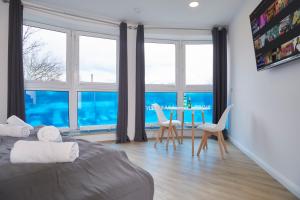 汉堡Hamburg Nord Apartments的卧室配有一张床和一张桌子及椅子