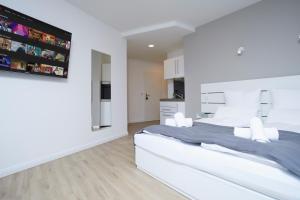 汉堡Hamburg Nord Apartments的白色卧室配有一张白色的大床