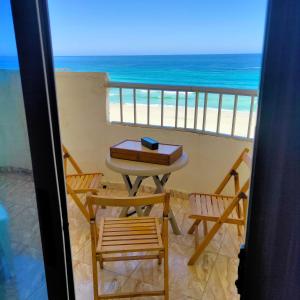 亚历山大Flores casas de playa的阳台配有桌椅