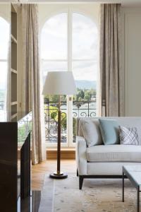 日内瓦The Woodward - an Oetker Collection Hotel的带沙发和大窗户的客厅