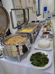 Xóm TramOcean Hotel的自助餐,在柜台上供应多种不同的食物