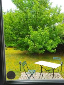 安德诺莱斯贝恩Villa Maryne的桌椅、野餐桌和一棵树