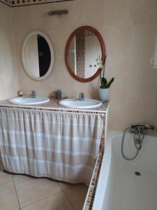 安德诺莱斯贝恩Villa Maryne的浴室配有2个盥洗盆、浴缸和镜子