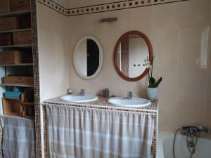 安德诺莱斯贝恩Villa Maryne的浴室设有2个水槽和2面镜子