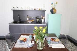 拉古萨Palazzo d'Autore - Luxury Home - Ragusa Centro的厨房里一张带食物盘的桌子
