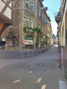 科赫姆温尼米尔旅馆的街道上带有标志的砖砌建筑