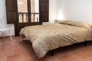 鲁比罗德莫拉CASA RURAL ADUANA的卧室配有一张床铺,位于带桌子的房间