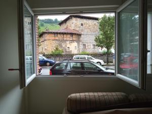 略迪奥UGARTEKO ETXEA的享有汽车景致的窗户