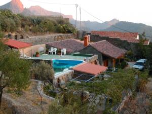克鲁兹·德·特赫达豪雅拉维亚乡村旅馆的山间带游泳池的房子