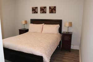 基拉尼WILLOW COUNTRY COTTAGE的一间卧室配有一张带2个床头柜的大床