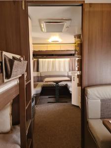 索佐波尔Ultimate Caravan Experience - 1st Line Gradina的小房间设有两张床和一张桌子