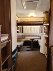 索佐波尔Ultimate Caravan Experience - 1st Line Gradina的小房间设有一张床和一张桌子