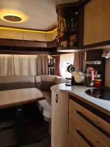Ultimate Caravan Experience - 1st Line Gradina的厨房或小厨房