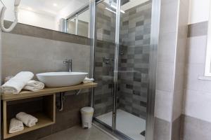 贾迪尼-纳克索斯Teddu B&B的一间带水槽和淋浴的浴室