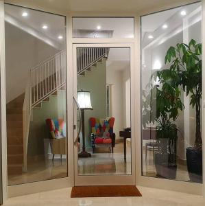莱韦拉诺Il Matino的客厅设有滑动玻璃门和楼梯