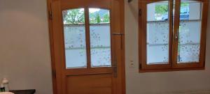 哈布凯恩Mountain Village Room的一间设有木门和三扇窗户的房间