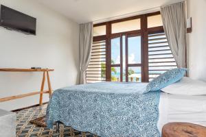 拉戈伊尼亚Dolce Vita Guest House的一间卧室设有一张床和一个大窗户