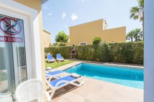 卡拉布兰卡艾玛日拉斯别墅酒店的一个带2把躺椅的游泳池和一个游泳池