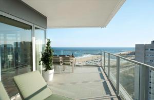 巴塞罗那尤时尚海滩公寓的海景公寓阳台