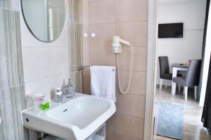 亚伊采马里沃宾馆的一间带水槽和镜子的浴室