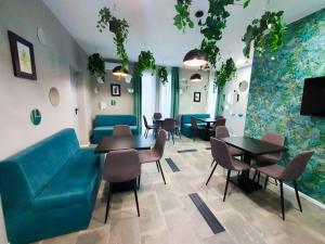泰基尔吉奥尔VerTe的餐厅设有蓝色的沙发和桌椅