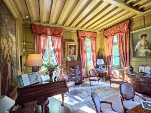 乌瑞基尼亚图比城堡酒店的客厅配有桌椅